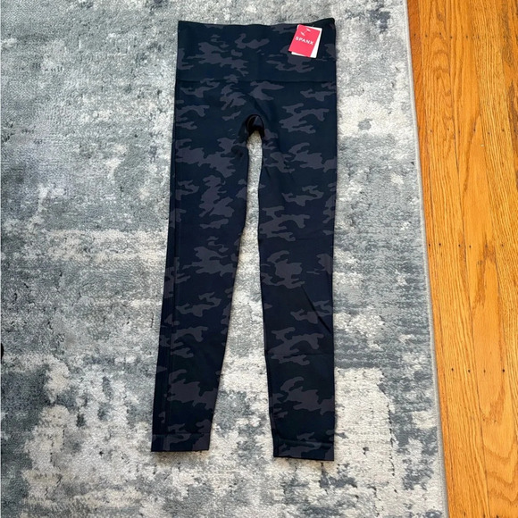 NWT $68! SPANX Look at me now Leggings SZ Medium, Black Camo - Picture 2 of 6